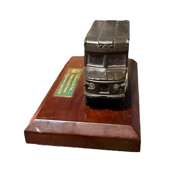 UPS Truck Desk Model on Stand w/Plaque 90th Anniversary 1997 - Picture 4 of 11